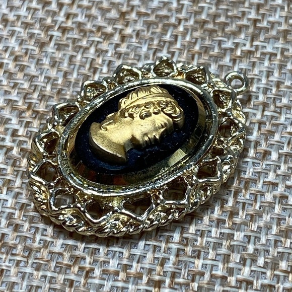 Faux Cameo Black Glass Gold Tone Frame Lady Profile Vintage Pendant - Picture 6 of 9